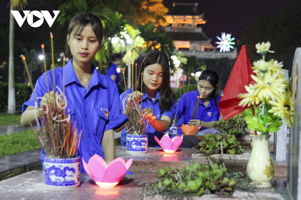 Hàng nghìn đoàn viên Điện Biên thắp nến tri ân các anh hùng liệt sĩ