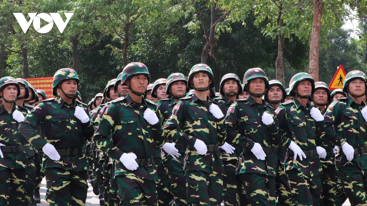 Đoàn cán bộ, chiến sĩ Lào và Campuchia hết mình luyện tập diễu binh tại Việt Nam