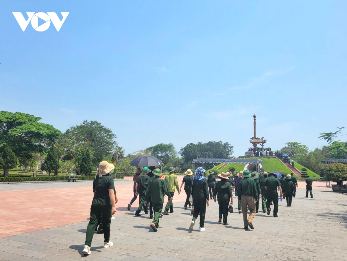 hàng ngàn khách đến dâng hương tại thành cổ quảng trị dịp 30 4 hình ảnh 2 hang ngan khach den dang huong tai thanh co quang tri dip 30 4 hinh anh 2