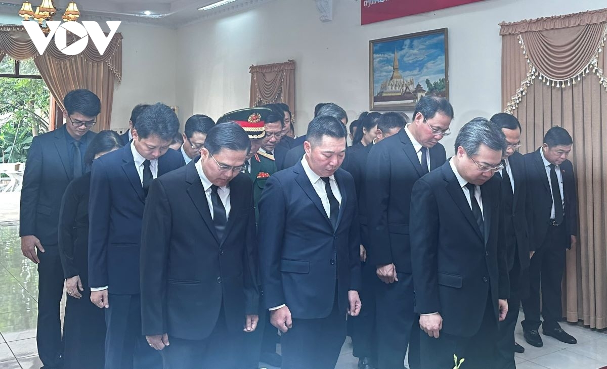 lãnh đạo tp.hcm viếng đồng chí khamtay shiphandone tại tổng lãnh sự quán lào hình ảnh 1 lanh dao tp.hcm vieng dong chi khamtay shiphandone tai tong lanh su quan lao hinh anh 1