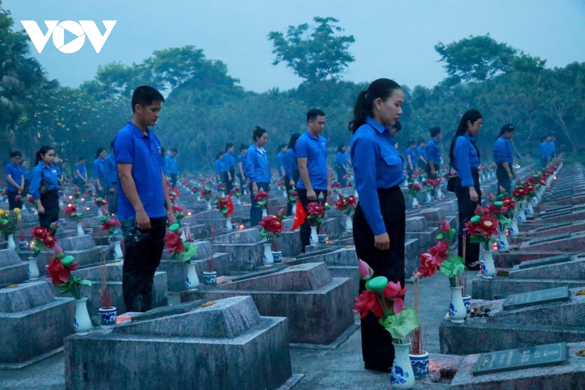 1.500 đoàn viên thanh niên Quảng Bình thắp nến tri ân liệt sỹ
