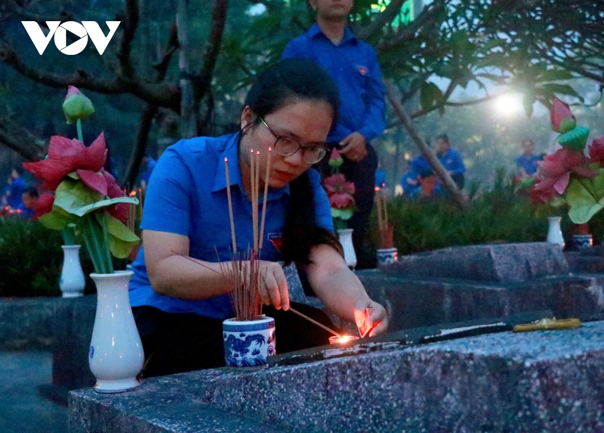 1.500 doan vien thanh nien quang binh thap nen tri an liet sy hinh anh 2