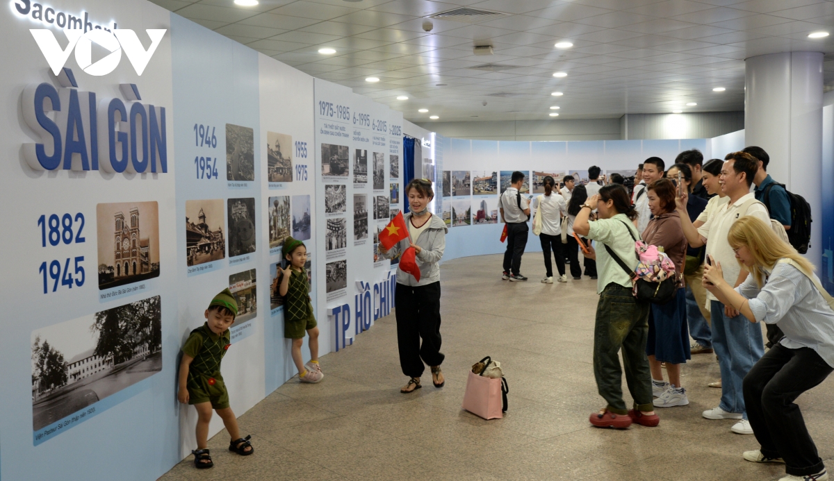 "Du hành" ký ức về Sài Gòn xưa và nay tại ga Metro Bến Thành