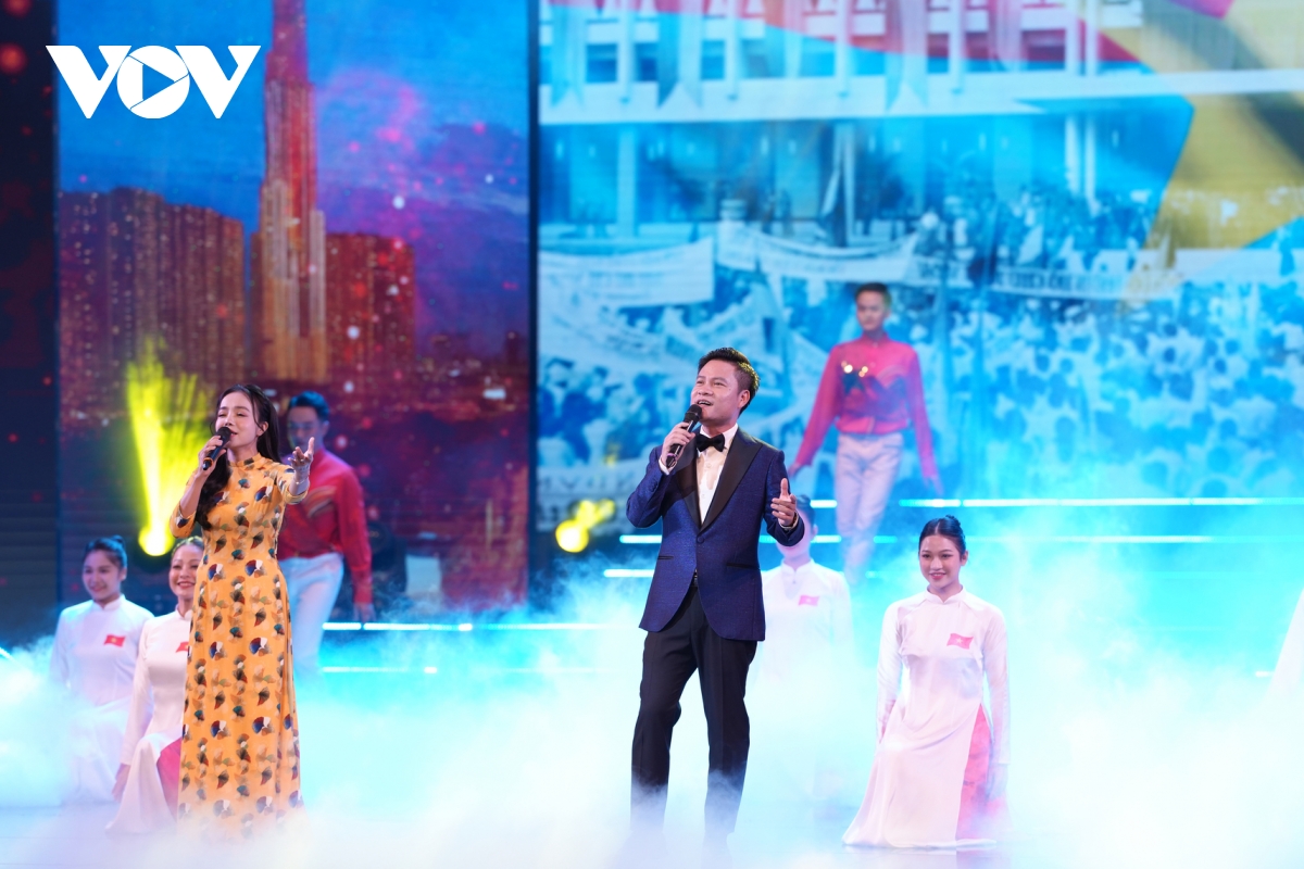 toàn cảnh chương trình chính luận nghệ thuật khúc ca khải hoàn hình ảnh 8 toan canh chuong trinh chinh luan nghe thuat khuc ca khai hoan hinh anh 8