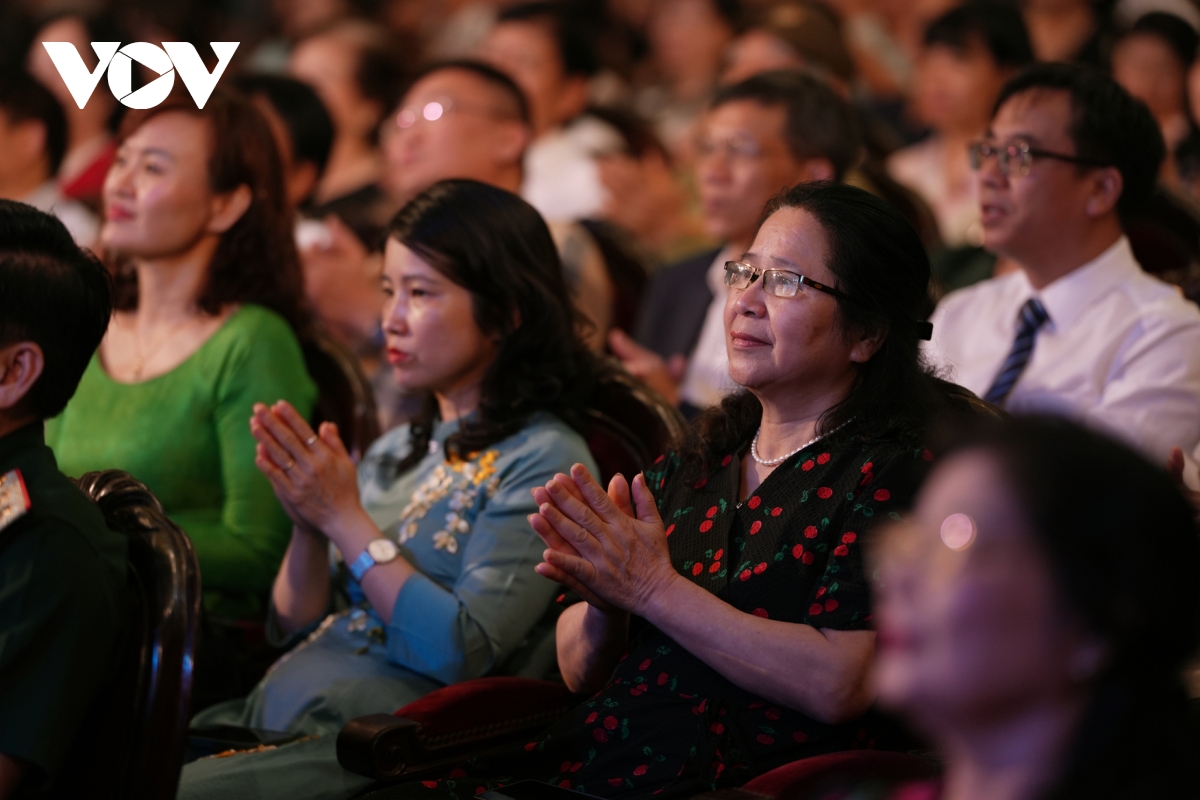 toàn cảnh chương trình chính luận nghệ thuật khúc ca khải hoàn hình ảnh 18 toan canh chuong trinh chinh luan nghe thuat khuc ca khai hoan hinh anh 18