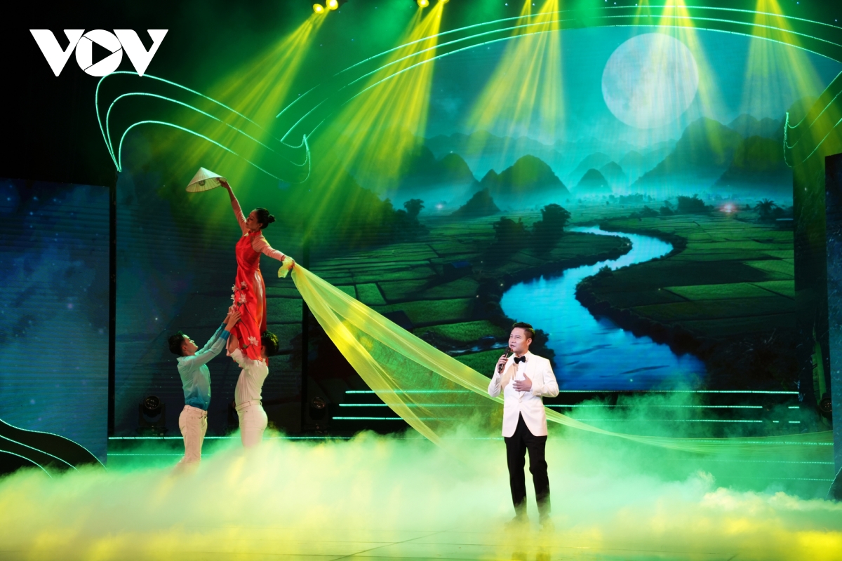 toàn cảnh chương trình chính luận nghệ thuật khúc ca khải hoàn hình ảnh 7 toan canh chuong trinh chinh luan nghe thuat khuc ca khai hoan hinh anh 7