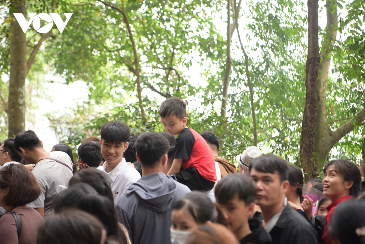 biển người tắc nghẽn tại lối lên Đền hạ - khu di tích lịch sử Đền hùng hình ảnh 7 bien nguoi tac nghen tai loi len Den ha - khu di tich lich su Den hung hinh anh 7