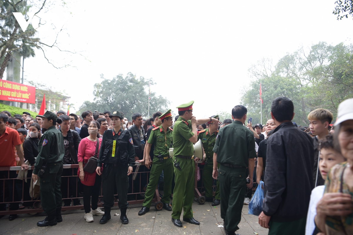 biển người tắc nghẽn tại lối lên Đền hạ - khu di tích lịch sử Đền hùng hình ảnh 2 bien nguoi tac nghen tai loi len Den ha - khu di tich lich su Den hung hinh anh 2