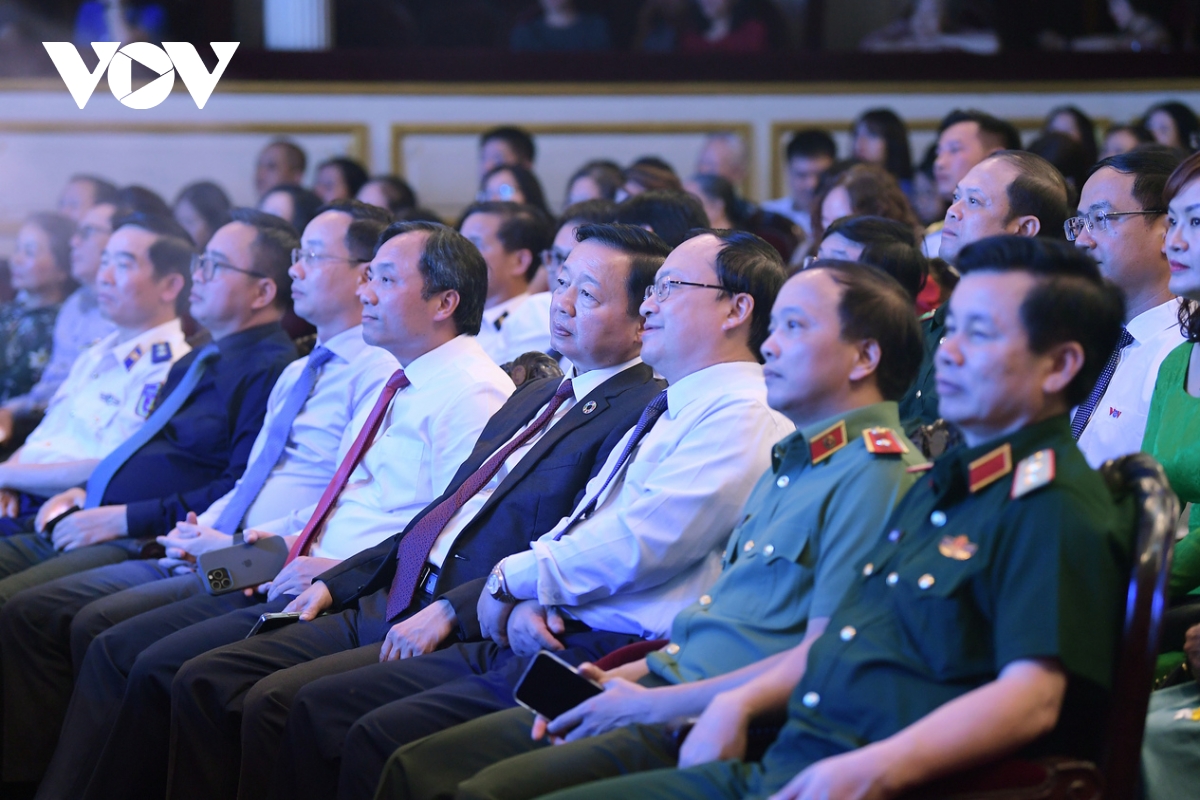 toàn cảnh chương trình chính luận nghệ thuật khúc ca khải hoàn hình ảnh 2 toan canh chuong trinh chinh luan nghe thuat khuc ca khai hoan hinh anh 2