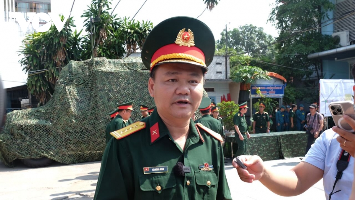 người dân Đồng nai xúc động đón tàu chở lực lượng diễu binh từ miền bắc vào nam hình ảnh 4 nguoi dan Dong nai xuc dong don tau cho luc luong dieu binh tu mien bac vao nam hinh anh 4
