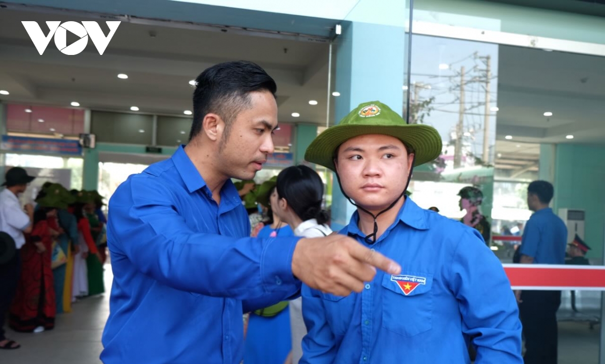 người dân Đồng nai xúc động đón tàu chở lực lượng diễu binh từ miền bắc vào nam hình ảnh 3 nguoi dan Dong nai xuc dong don tau cho luc luong dieu binh tu mien bac vao nam hinh anh 3