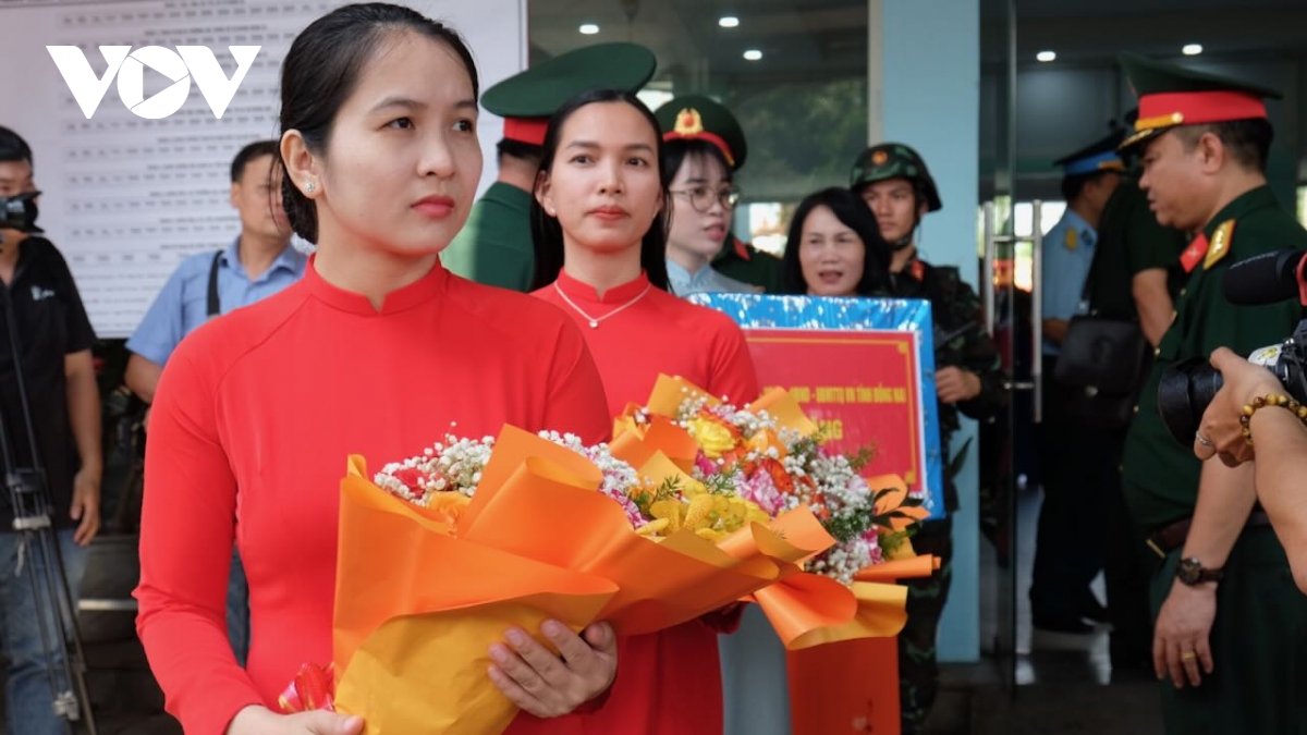 người dân Đồng nai xúc động đón tàu chở lực lượng diễu binh từ miền bắc vào nam hình ảnh 1 nguoi dan Dong nai xuc dong don tau cho luc luong dieu binh tu mien bac vao nam hinh anh 1