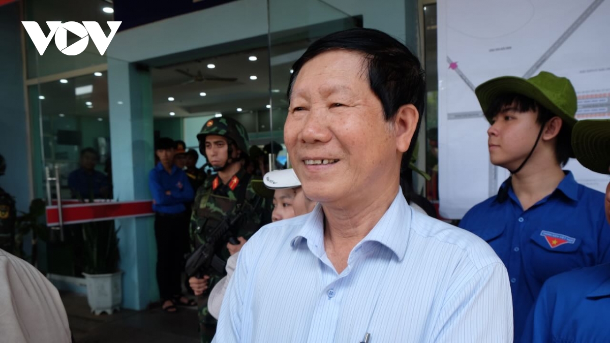 người dân Đồng nai xúc động đón tàu chở lực lượng diễu binh từ miền bắc vào nam hình ảnh 2 nguoi dan Dong nai xuc dong don tau cho luc luong dieu binh tu mien bac vao nam hinh anh 2