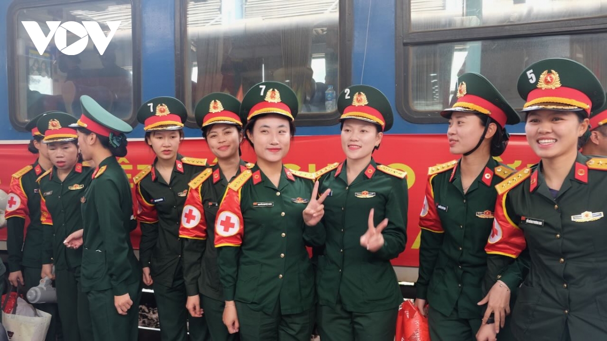 người dân Đồng nai xúc động đón tàu chở lực lượng diễu binh từ miền bắc vào nam hình ảnh 5 nguoi dan Dong nai xuc dong don tau cho luc luong dieu binh tu mien bac vao nam hinh anh 5