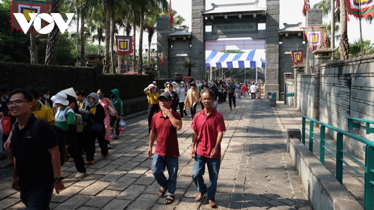 hàng ngàn người dân tp.hcm đổ bộ các điểm vui chơi giải trí dịp giỗ tổ hình ảnh 1 hang ngan nguoi dan tp.hcm do bo cac diem vui choi giai tri dip gio to hinh anh 1