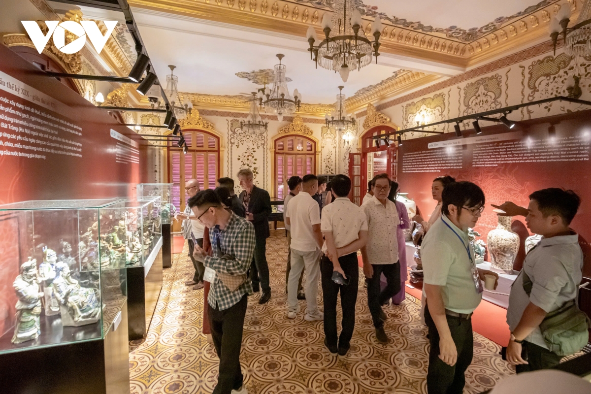 https://media.vov.vn/sites/default/files/styles/large_watermark/public/2025-04/du_khach_xem_trien_lam_hanh_trinh_gom_viet_tai_dai_noi_hue_0.jpg