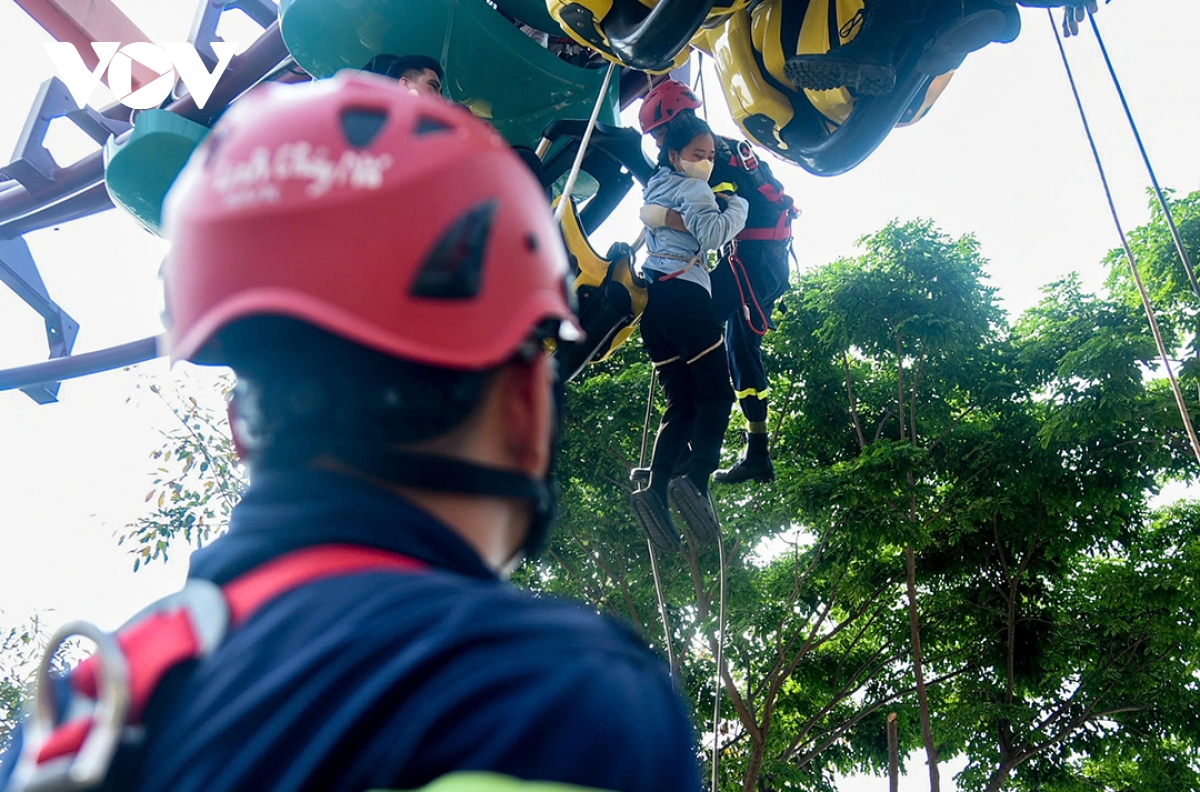 mãn nhãn màn diễn tập đu dây cứu nạn của cảnh sát pccc công an Đà nẵng hình ảnh 9 man nhan man dien tap du day cuu nan cua canh sat pccc cong an Da nang hinh anh 9