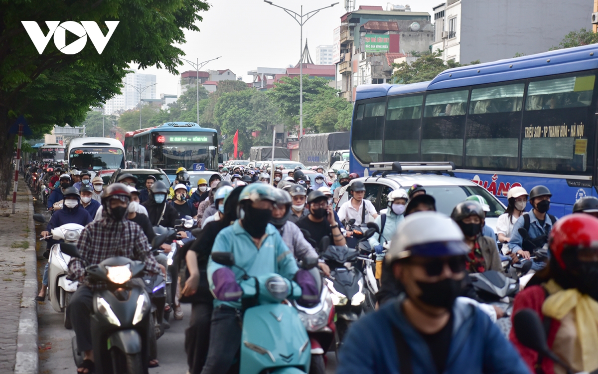 Bến xe, đường phố ở Hà Nội ùn tắc khi người dân đổ về quê nghỉ lễ 30/4 – 1/5