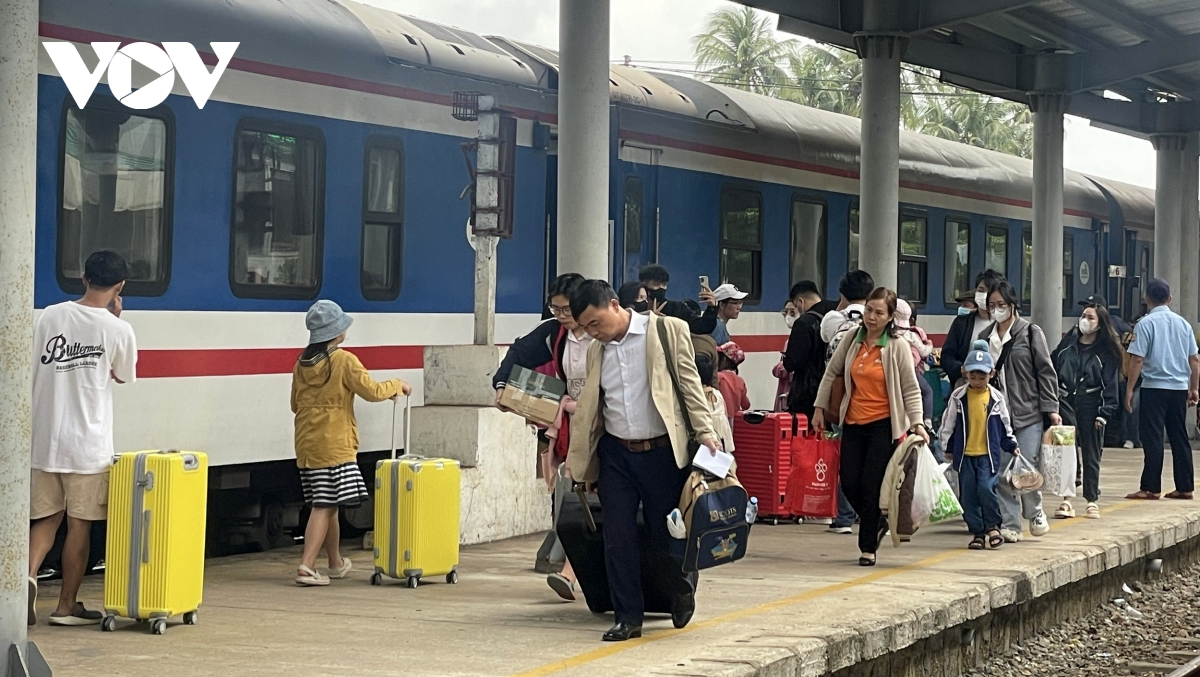 sân bay đón 122.000 khách mỗi ngày, đường sắt tổ chức chạy đôi tàu thống nhất hình ảnh 2 san bay don 122.000 khach moi ngay, duong sat to chuc chay doi tau thong nhat hinh anh 2