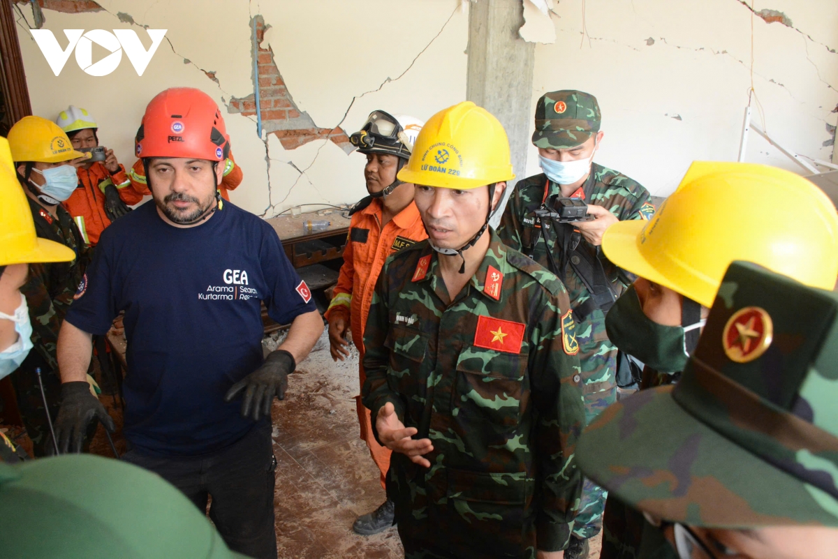 bộ đội việt nam tìm cách giải cứu 1 nạn nhân còn sống sau động đất ở myanmar hình ảnh 6 bo doi viet nam tim cach giai cuu 1 nan nhan con song sau dong dat o myanmar hinh anh 6