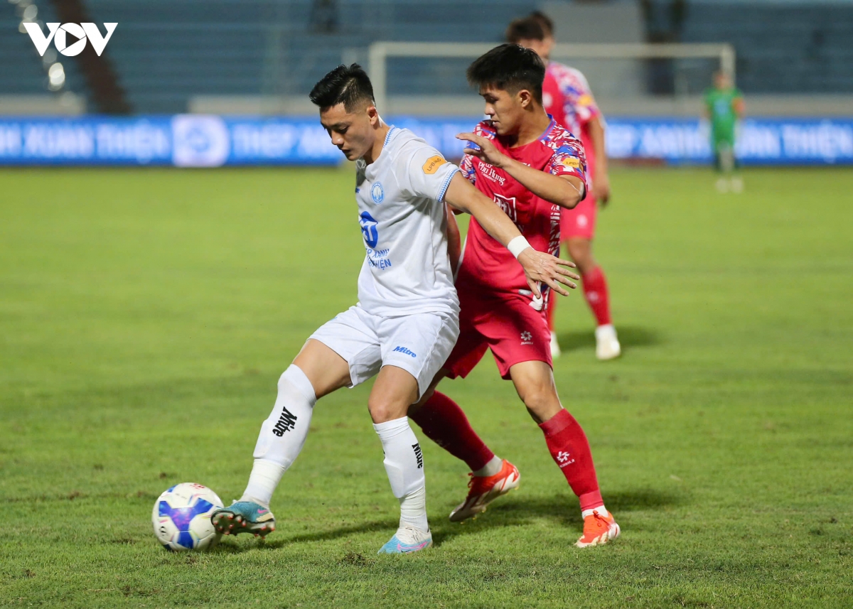 ket qua v-league hom nay 13 4 nam Dinh bi clb tp.hcm cam hoa hinh anh 36