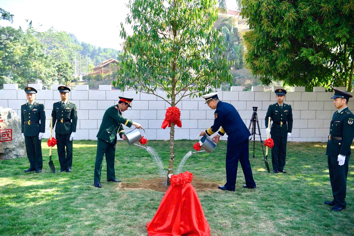 giao lưu hữu nghị quốc phòng biên giới việt - trung tại cửa khẩu hữu nghị quan hình ảnh 8 giao luu huu nghi quoc phong bien gioi viet - trung tai cua khau huu nghi quan hinh anh 8