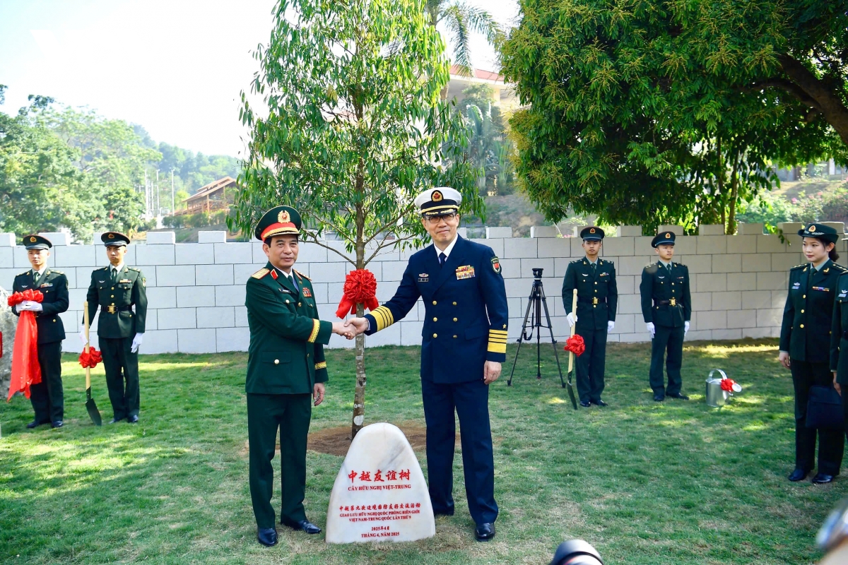 giao luu huu nghi quoc phong bien gioi viet - trung tai cua khau huu nghi quan hinh anh 9