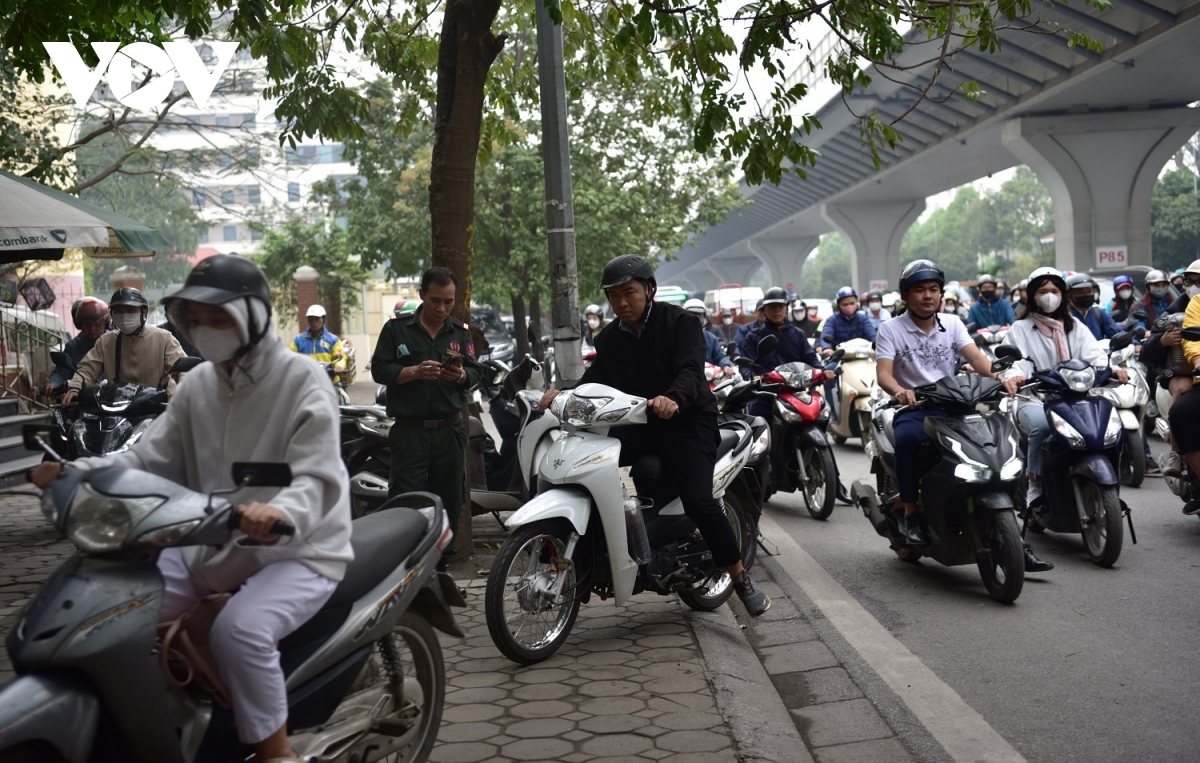 sau nghỉ lễ 10 3 đường phố hà nội tắc nghẽn, người dân ầm ầm phi xe lên vỉa hè hình ảnh 13 sau nghi le 10 3 duong pho ha noi tac nghen, nguoi dan am am phi xe len via he hinh anh 13