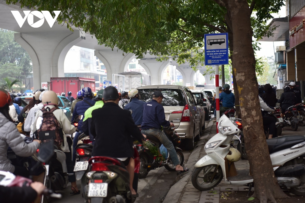 sau nghỉ lễ 10 3 đường phố hà nội tắc nghẽn, người dân ầm ầm phi xe lên vỉa hè hình ảnh 16 sau nghi le 10 3 duong pho ha noi tac nghen, nguoi dan am am phi xe len via he hinh anh 16