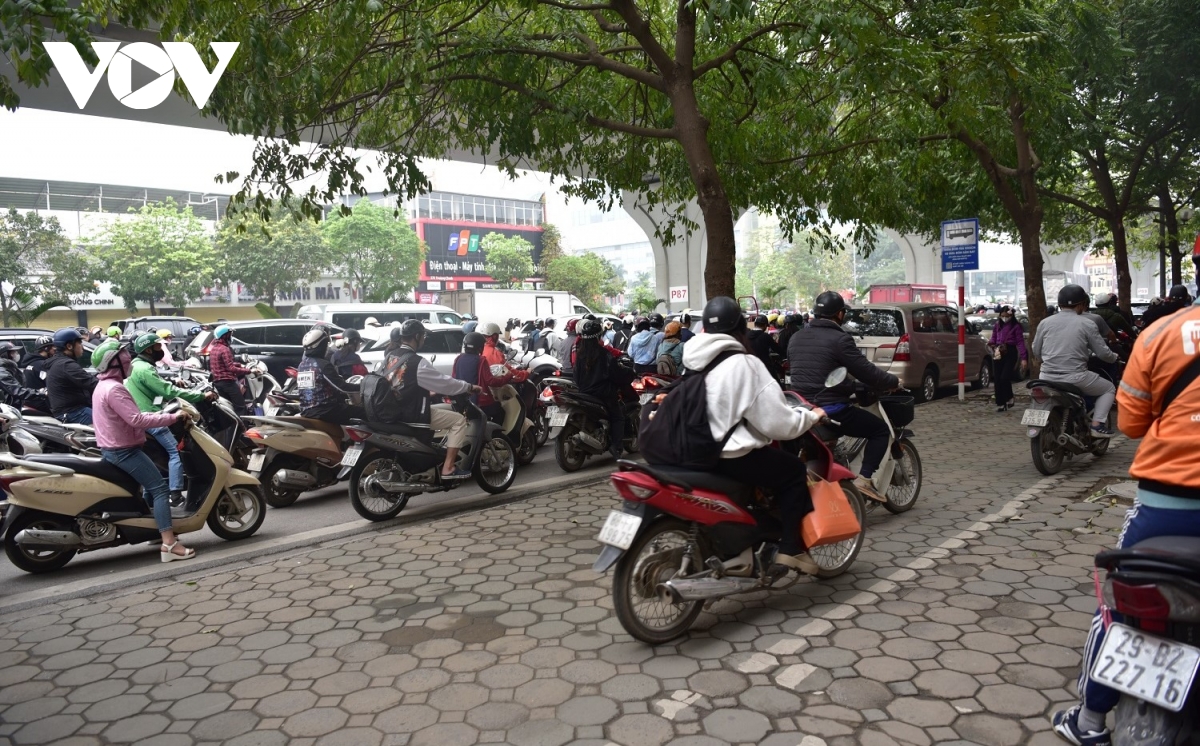 sau nghỉ lễ 10 3 đường phố hà nội tắc nghẽn, người dân ầm ầm phi xe lên vỉa hè hình ảnh 11 sau nghi le 10 3 duong pho ha noi tac nghen, nguoi dan am am phi xe len via he hinh anh 11