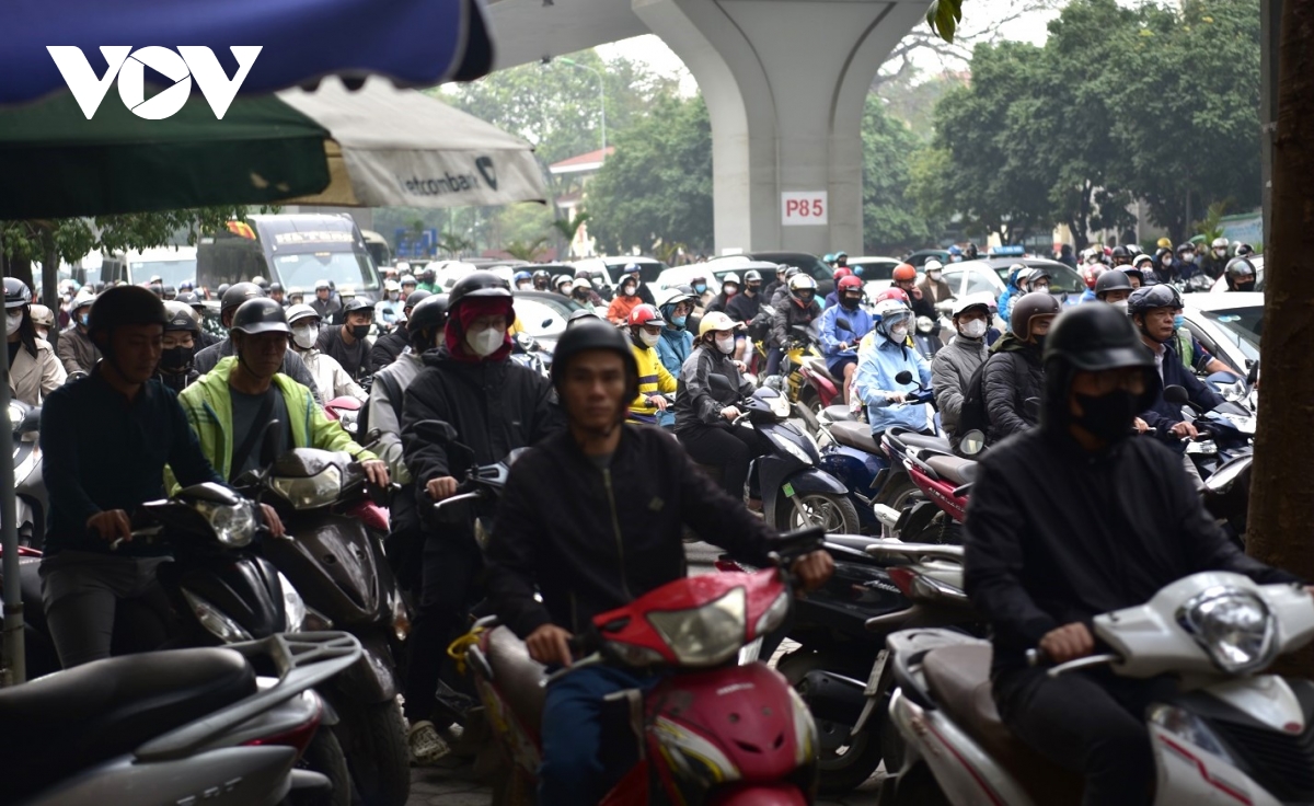 Sau nghỉ lễ 10/3 đường phố Hà Nội tắc nghẽn, người dân ầm ầm “phi” xe lên vỉa hè