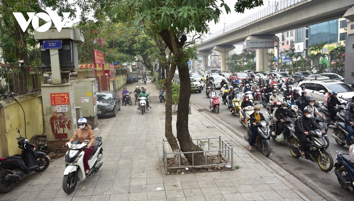 sau nghi le 10 3 duong pho ha noi tac nghen, nguoi dan am am phi xe len via he hinh anh 4