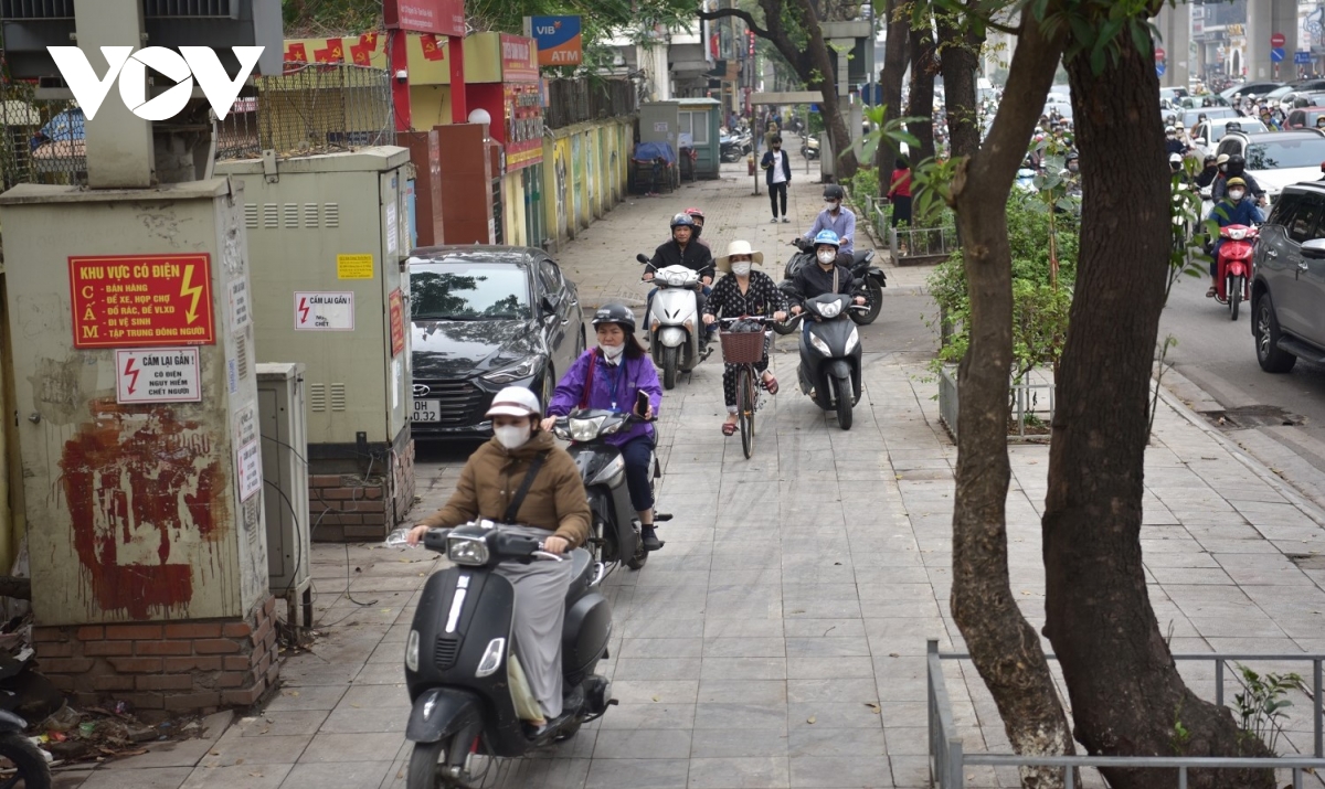 sau nghỉ lễ 10 3 đường phố hà nội tắc nghẽn, người dân ầm ầm phi xe lên vỉa hè hình ảnh 3 sau nghi le 10 3 duong pho ha noi tac nghen, nguoi dan am am phi xe len via he hinh anh 3