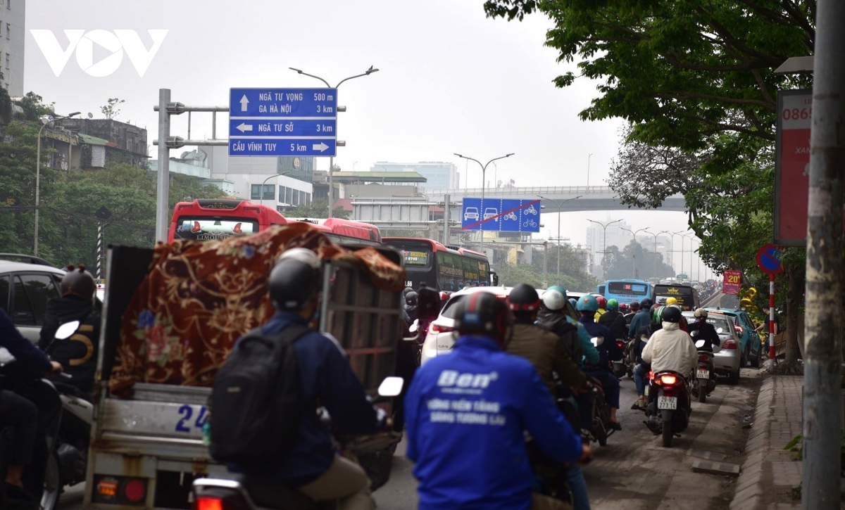 sau nghỉ lễ 10 3 đường phố hà nội tắc nghẽn, người dân ầm ầm phi xe lên vỉa hè hình ảnh 8 sau nghi le 10 3 duong pho ha noi tac nghen, nguoi dan am am phi xe len via he hinh anh 8