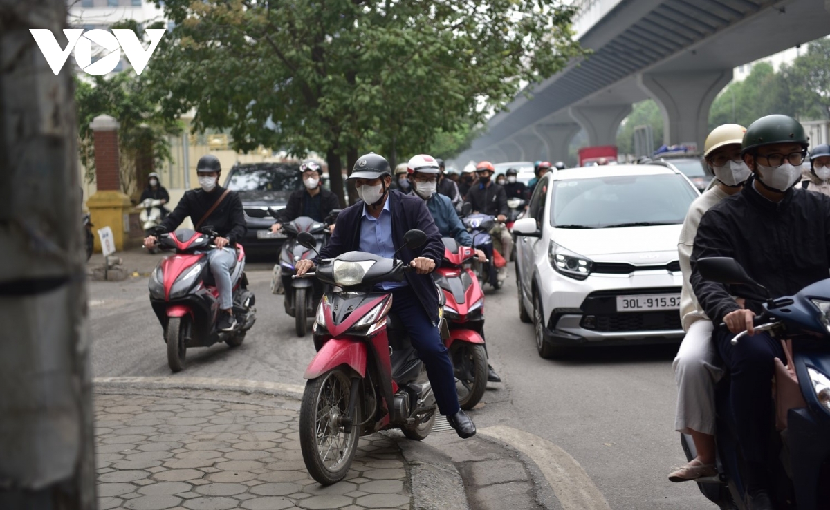 sau nghỉ lễ 10 3 đường phố hà nội tắc nghẽn, người dân ầm ầm phi xe lên vỉa hè hình ảnh 14 sau nghi le 10 3 duong pho ha noi tac nghen, nguoi dan am am phi xe len via he hinh anh 14