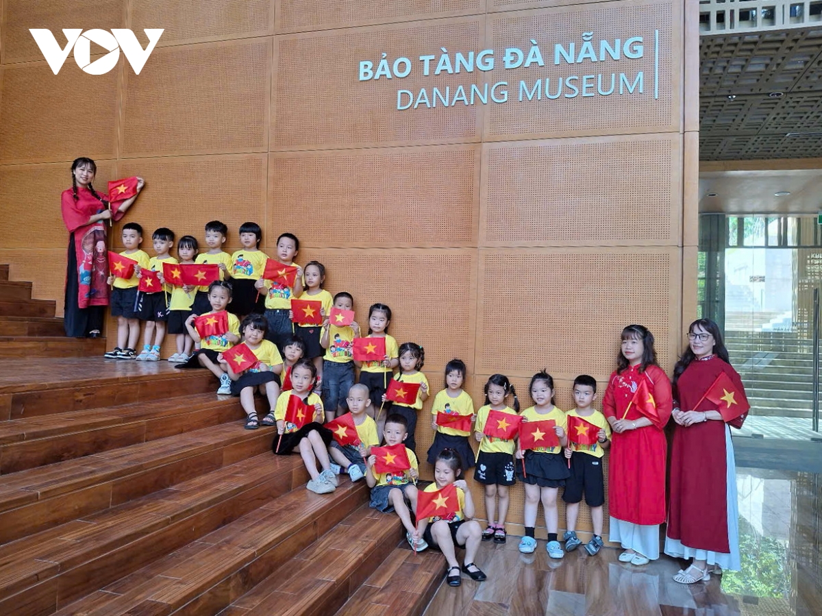 nườm nượp người dân, du khách đến tham quan bảo tàng Đà nẵng mới hình ảnh 2 nuom nuop nguoi dan, du khach den tham quan bao tang Da nang moi hinh anh 2