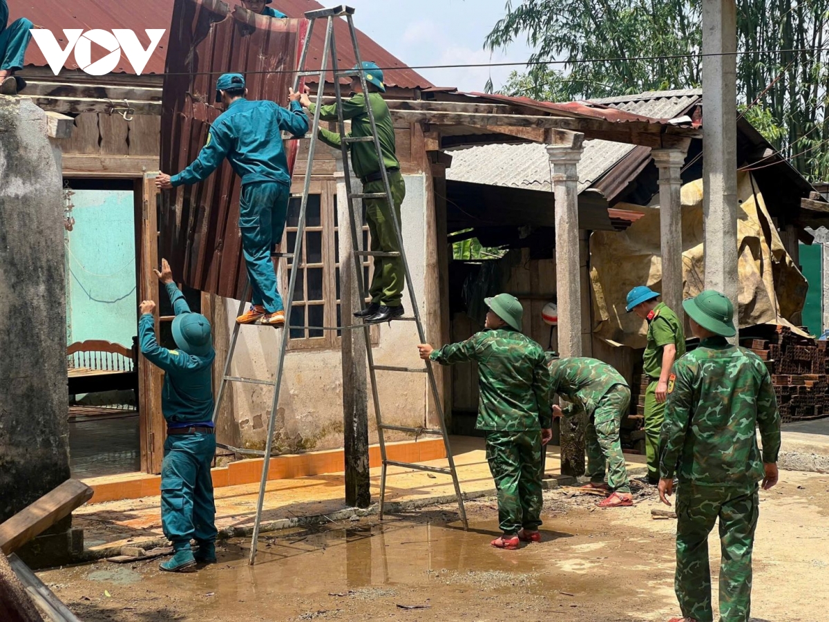 Dông lốc tại A Lưới làm tốc mái công trình, rừng trồng và hoa màu ngã đổ