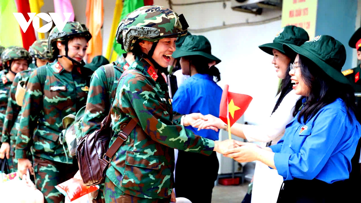 người dân Đồng nai đón chuyến tàu đặc biệt chở đoàn diễu binh, diễu hành hình ảnh 4 nguoi dan Dong nai don chuyen tau dac biet cho doan dieu binh, dieu hanh hinh anh 4