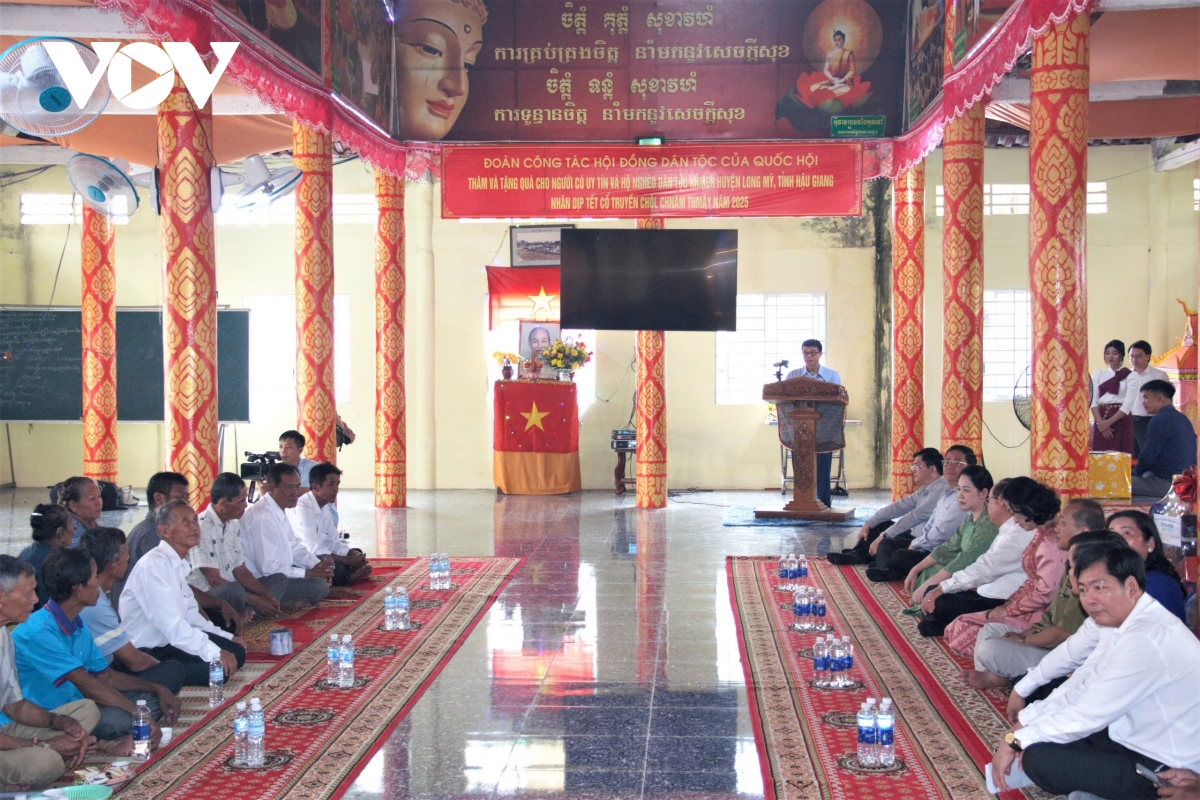 Đoàn công tác của Hội đồng Dân tộc Quốc hội thăm và chúc Tết Chôl Chnăm Thmây
