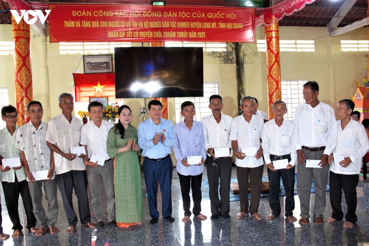 Doan cong tac cua hoi dong dan toc quoc hoi tham va chuc tet chol chnam thmay hinh anh 3