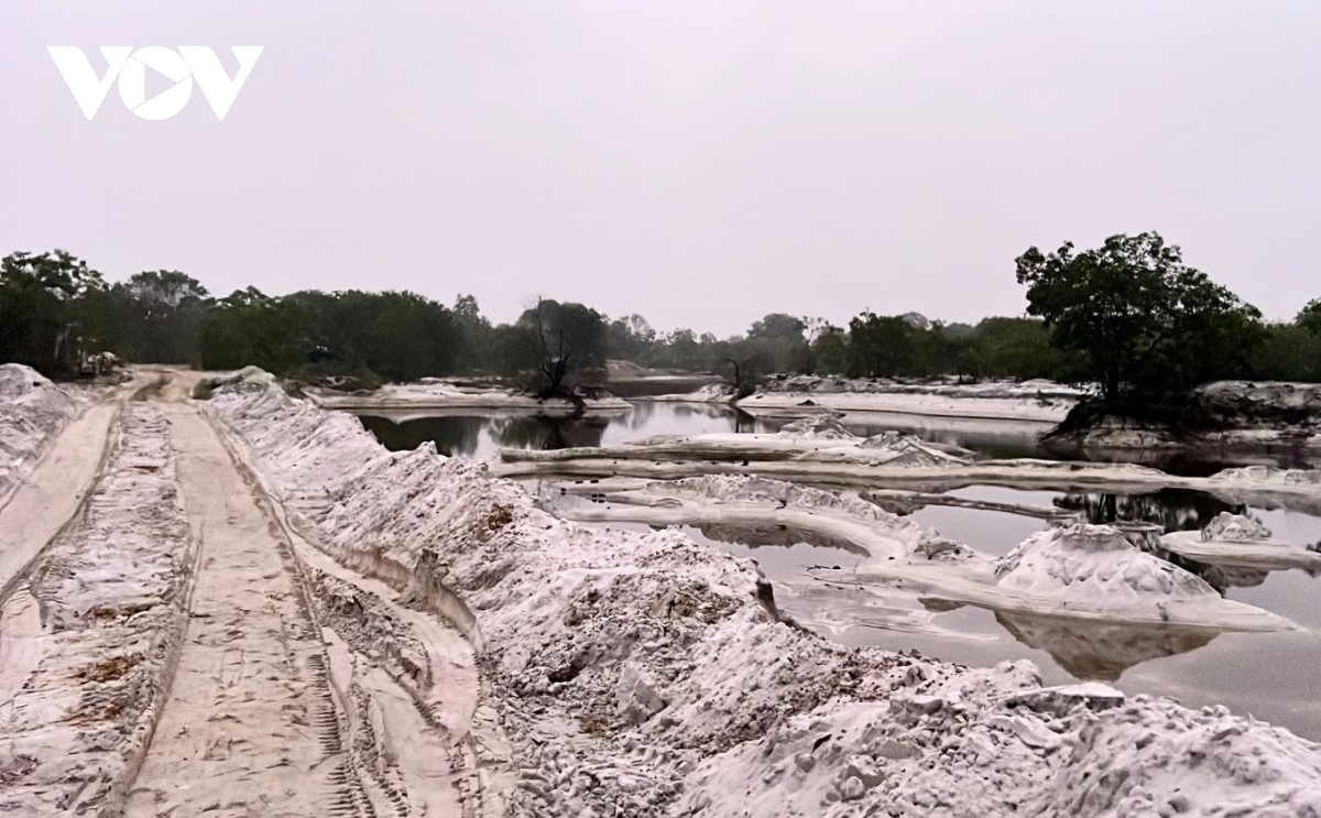 Nhức nhối tình trạng trộm cát trắng tại khu vực trang trại rú cát Quảng Điền