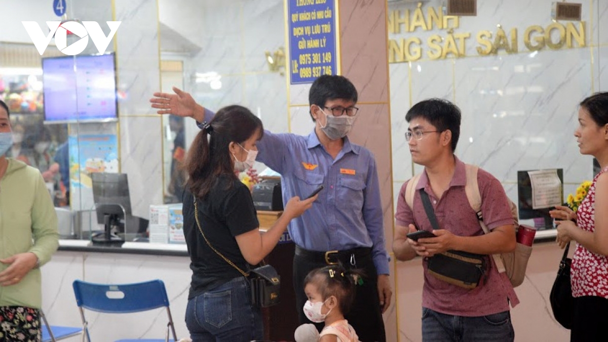 Đường sắt đã bán 40.000 vé tàu dịp lễ 30 4, giá vé tăng 2 - 4 hình ảnh 1 Duong sat da ban 40.000 ve tau dip le 30 4, gia ve tang 2 - 4 hinh anh 1