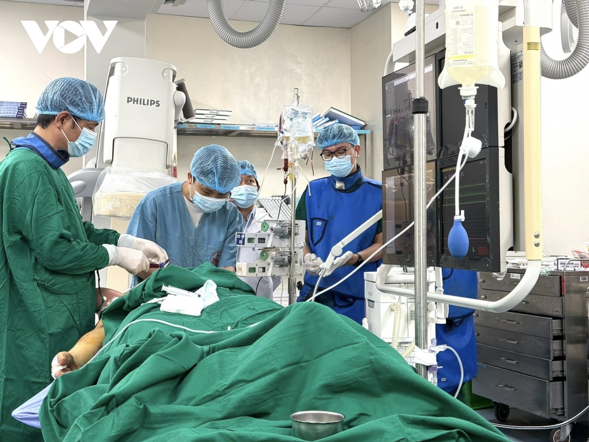 Vụ lật xe ở Tam Đảo: Bác sĩ Bệnh viện Việt Đức trực tiếp thăm khám các nạn nhân