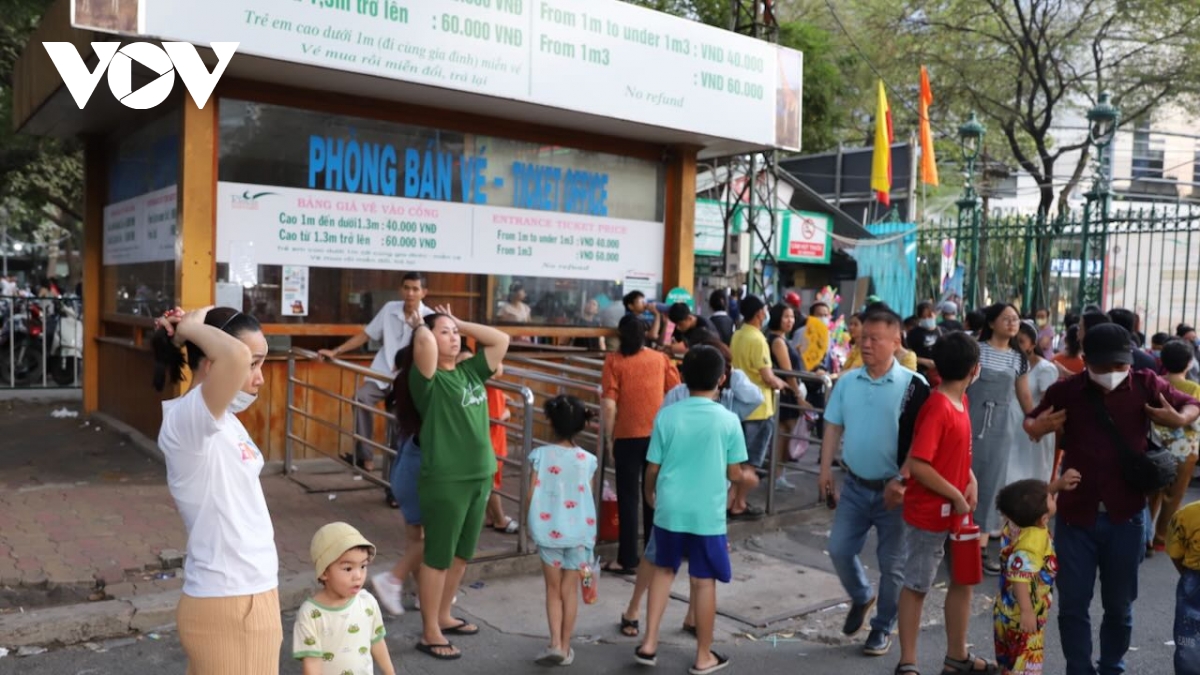 hàng ngàn người dân tp.hcm đổ bộ các điểm vui chơi giải trí dịp giỗ tổ hình ảnh 2 hang ngan nguoi dan tp.hcm do bo cac diem vui choi giai tri dip gio to hinh anh 2
