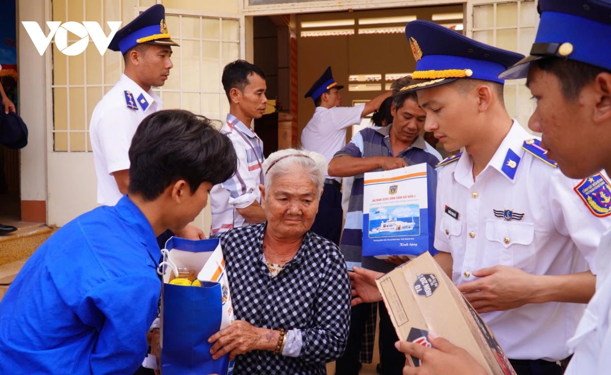 Cảnh sát biển Vùng 3 tặng quà, khám bệnh, động viên ngư dân Khánh Hòa