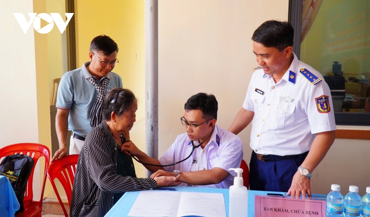 cảnh sát biển vùng 3 tặng quà, khám bệnh, động viên ngư dân khánh hòa hình ảnh 1 canh sat bien vung 3 tang qua, kham benh, dong vien ngu dan khanh hoa hinh anh 1