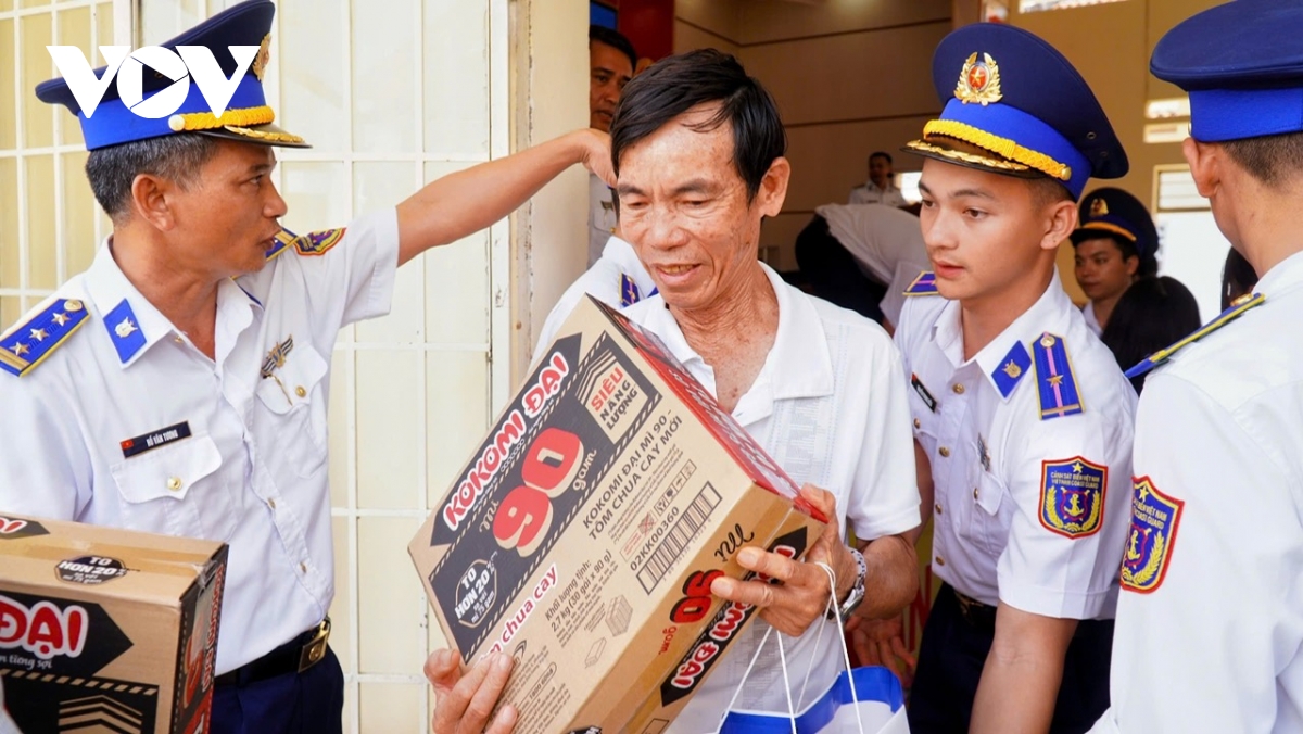 cảnh sát biển vùng 3 tặng quà, khám bệnh, động viên ngư dân khánh hòa hình ảnh 2 canh sat bien vung 3 tang qua, kham benh, dong vien ngu dan khanh hoa hinh anh 2