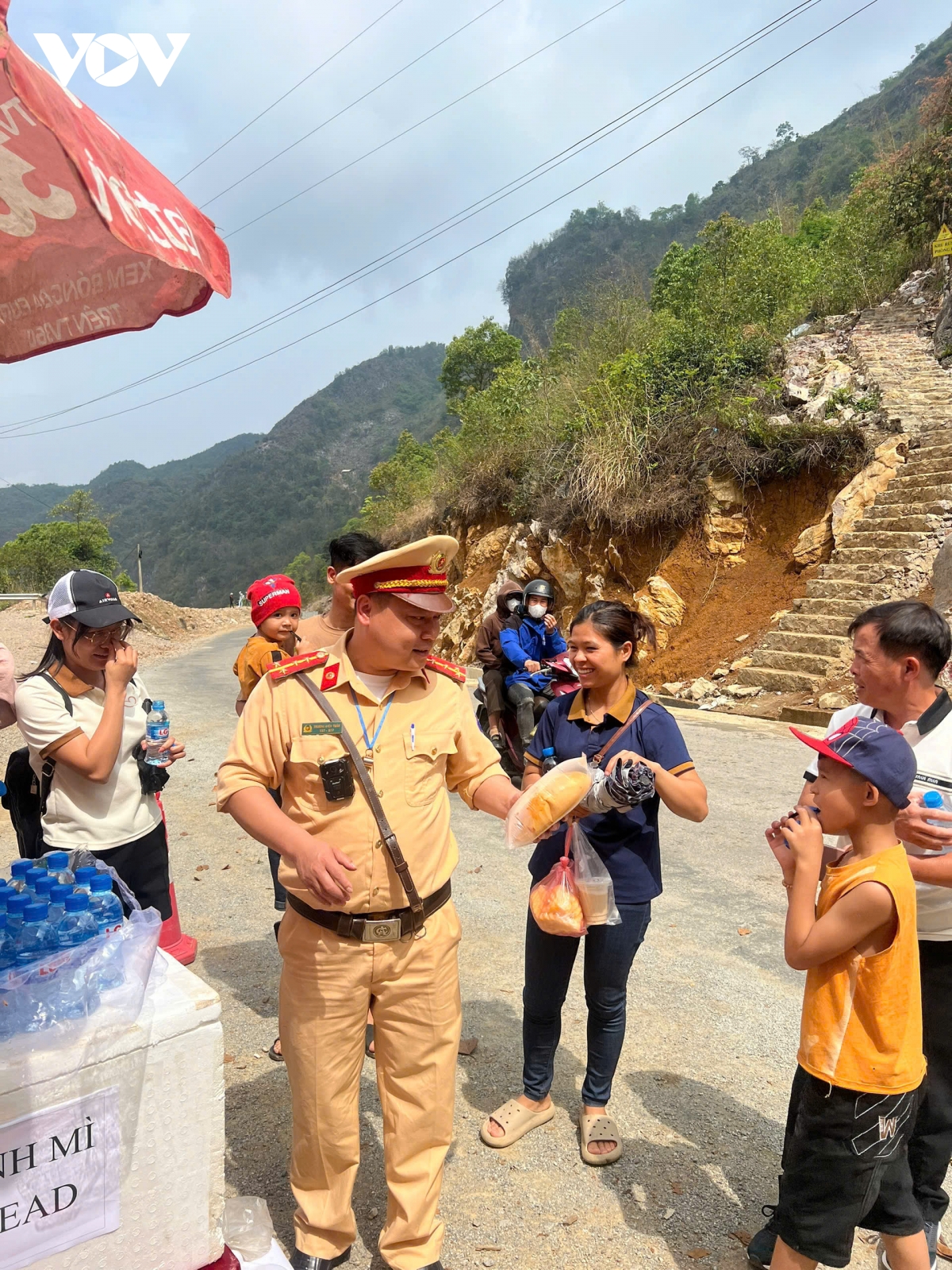 công an cao bằng phát nước, cấp xăng miễn phí cho người dân, du khách hình ảnh 4 cong an cao bang phat nuoc, cap xang mien phi cho nguoi dan, du khach hinh anh 4