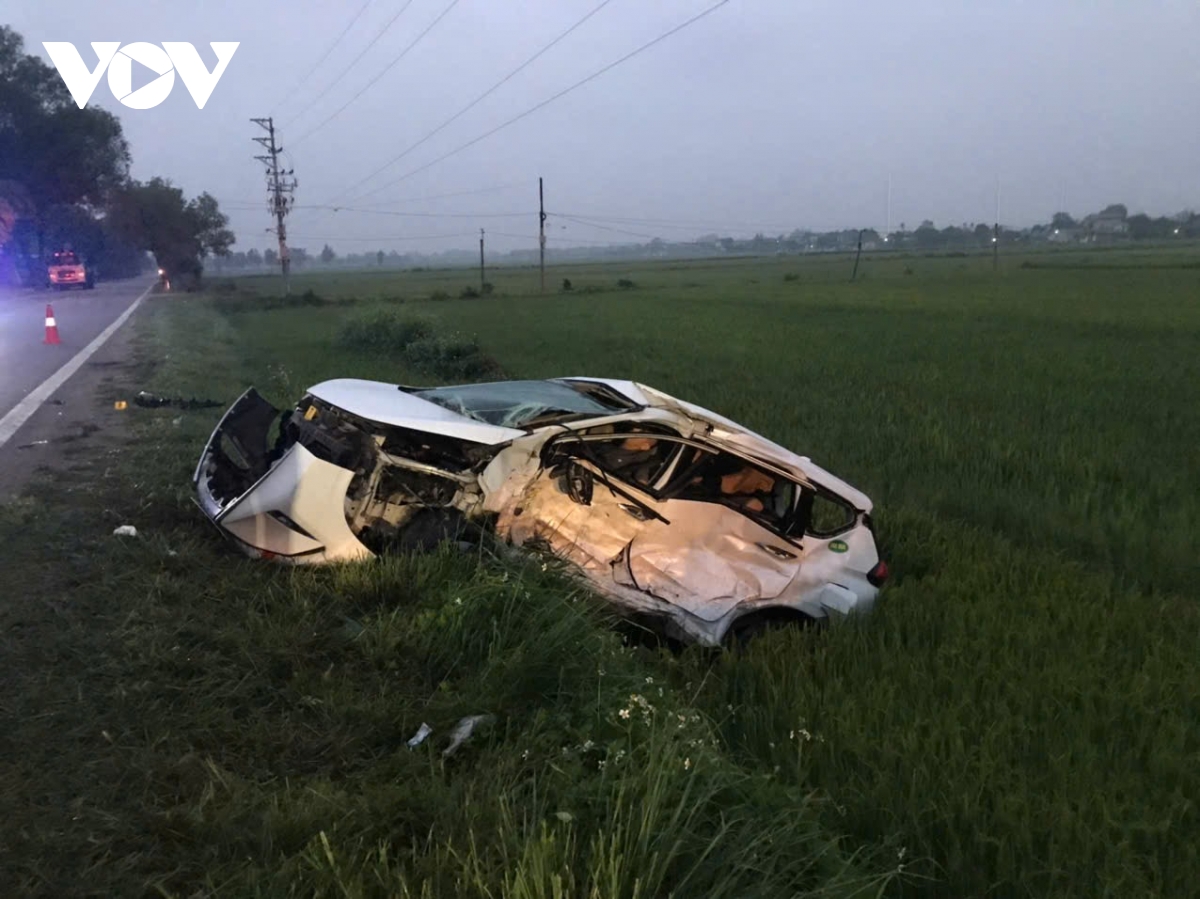 va chạm giữa ô tô con và taxi, một người tử vong tại chỗ hình ảnh 1 va cham giua o to con va taxi, mot nguoi tu vong tai cho hinh anh 1