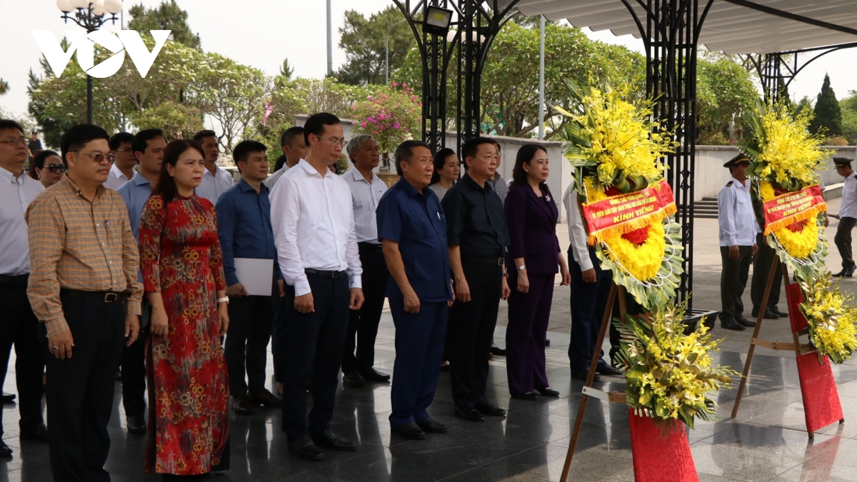 lãnh đạo Đảng, nhà nước dâng hương các anh hùng liệt sĩ tại quảng trị hình ảnh 3 lanh dao Dang, nha nuoc dang huong cac anh hung liet si tai quang tri hinh anh 3
